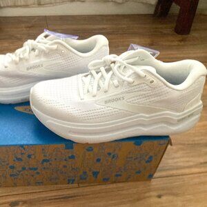 NEW BROOKS GHOST MAX 2 WHITE RUNNING SHOES MENS SZ 8.5 WOMANS SZ 10